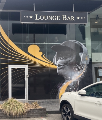 Lounge Bar Hooking